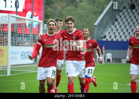 Torschuetze, Torschütze Nishan Conell Burkart (SC Freiburg II U23) bejubelt mit gefoulten Noah Weißhaupt (SC Freiburg II U23) das 1:0 für Freiburg, Stockfoto