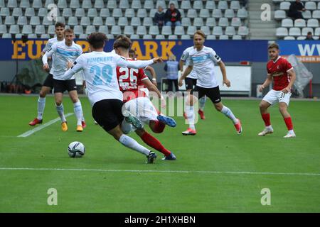 Noah Weißhaupt (SC Freiburg II U23) ist schneller und überläuft Lukas Pinckert (FC Viktoria Berlin) beim lässigen Strafstoss in der Partie der 3. FBL: Stockfoto