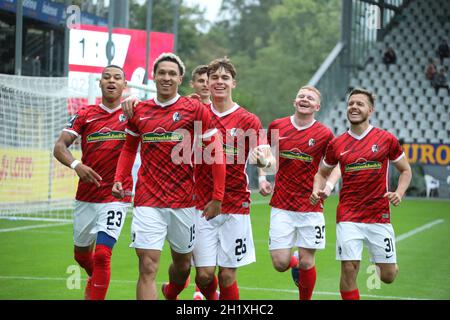 So schön kann Fußball sein, Emotionen pur: Die Freiburger Spieler beju beln beln den 1:0 Führungsstreffer durch Nishan Conell Burkart (SC Freiburg II U23), Stockfoto