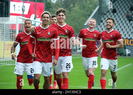 Die jungen Wilden des SC Freiburg jubeln den Treffer von Nishan Conell Burkart (SC Freiburg II U23/zweiter von links) im Spiel der 3. FBL: 21-22: 9. Stockfoto