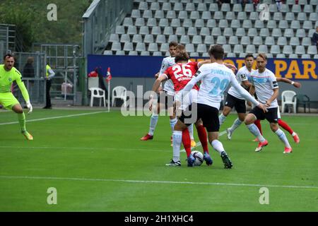 Lukas Pinckert (FC Viktoria Berlin) holt Noah Weißhaupt (SC Freiburg II U23) von Bein, es gibt strafstoss für freiburg 3. FBL: 21-22: 9. Spt. SC Stockfoto