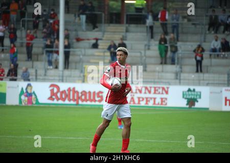 Nishan Conell Burkart (SC Freiburg II U23) mit Ball, im Spiel der 3. FBL: 21-22: 9. Spt. SC Freiburg II gegen FC Viktoria Berlin DFL REGLEMENT PROHIB Stockfoto