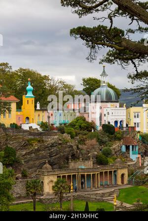 Portmeirion Village, vom Pavillon aus gesehen, Gwynedd, Nordwales - touristisches Dorf, entworfen und gebaut von Sir Clough Williams-Ellis zwischen 1925-1975 Stockfoto