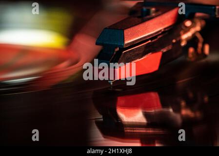 Makrodetail der Nadel auf Vinyl-Schallplatte Stockfoto