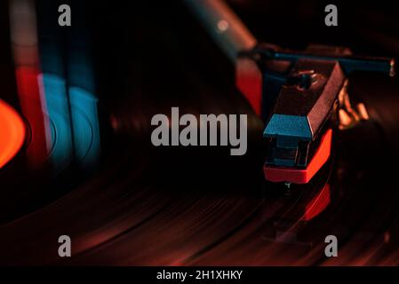 Makrodetail der Nadel auf Vinyl-Schallplatte Stockfoto