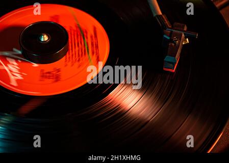 Plattenspieler mit Vinyl-Schallplattendetails in schlechten Lichtverhältnissen Stockfoto