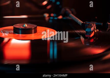 Nadeldetails auf Vinyl-Schallplatten bei schlechten Lichtverhältnissen Stockfoto