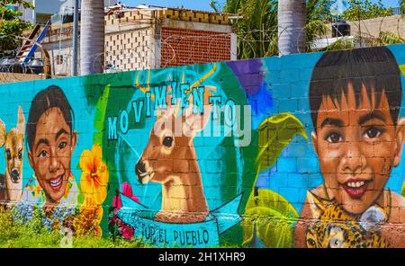 Kunstvolle Wände mit farbenfrohen Tier- und Menschengemälden und Graffiti in Playa del Carmen Quintana Roo Mexiko. Stockfoto