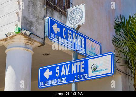 Blaue Straßenschilder zur Orientierung von Straßen und Straßen in Playa del Carmen Mexiko. Stockfoto