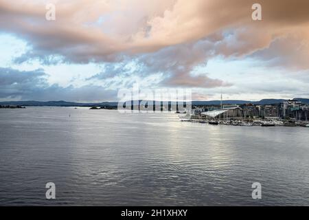 Oslo, Norwegen. September 2021. Panoramablick auf den Fjord vor der Stadt Stockfoto