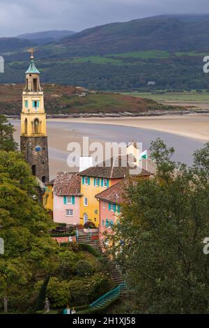 Portmeirion Village, vom Pavillon aus gesehen, Gwynedd, Nordwales - touristisches Dorf, entworfen und gebaut von Sir Clough Williams-Ellis zwischen 1925-1975 Stockfoto