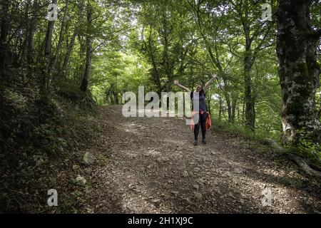 Detail der Wanderung durch einen tiefen Wald in der Natur, gesundes Leben und Sport Stockfoto