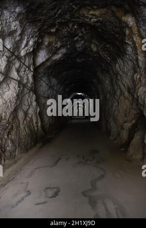 Alter unterirdischer Tunnel für den Gütertransport, unterirdischer Fußgängerübergang Stockfoto