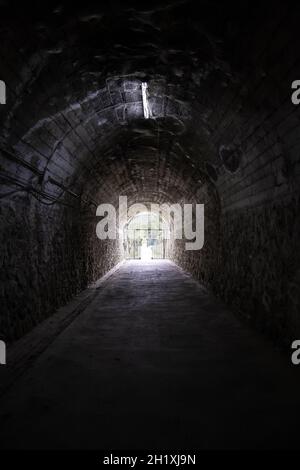 Alter unterirdischer Tunnel für den Gütertransport, unterirdischer Fußgängerübergang Stockfoto