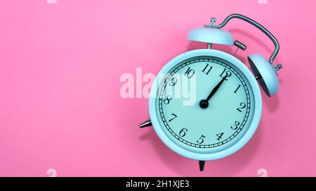 Ein Zitat, das die Menschen daran erinnert, wie wichtig Zeit ist. Ein Zitat zur Selbstmotivation bezüglich der Zeit. Selektiver Fokus auf die Uhr. Stockfoto