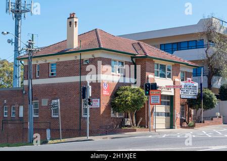 Die Pymble (Gordon) Fire Station an Sydneys oberer Nordküste, NSW, Australien, ist ein Backstein- und Fliesengebäude aus der Zwischenkriegszeit, das in einem funktionalen, strengen Stil erbaut wurde Stockfoto