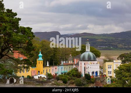 Portmeirion Village, vom Pavillon aus gesehen, Gwynedd, Nordwales - touristisches Dorf, entworfen und gebaut von Sir Clough Williams-Ellis zwischen 1925-1975 Stockfoto