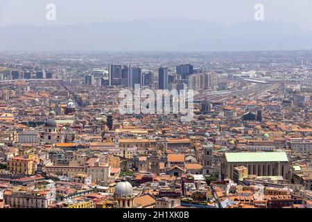 Neapel, Italien - 27. Juni 2021: Luftaufnahme der Stadt mit Centro direzionale di Napoli das Centro direzionale ist ein Geschäftsviertel in Neapel, clos Stockfoto