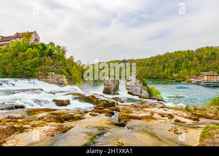 Rheinfall Europas größter Wasserfall in der Ebene in Neuhausen am Rheinfall Kanton Schaffhausen Schweiz. Stockfoto