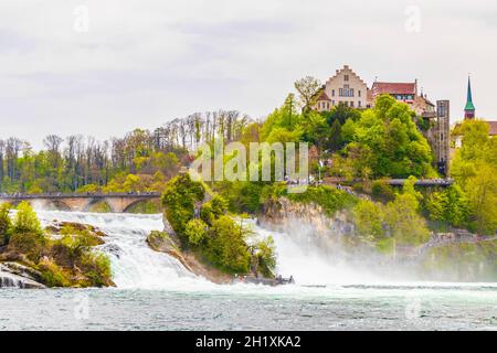 Rheinfall Europas größter Wasserfall in der Ebene in Neuhausen am Rheinfall Kanton Schaffhausen Schweiz. Stockfoto