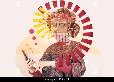 Moderne abstrakte Kunstcollage. Konzept Frau mit Statue oder Skulptur Kopf hält Handy-Smartphone per App, SMS-Nachricht. Stockfoto