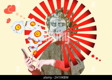 Moderne abstrakte Kunstcollage. Konzept Frau mit Statue oder Skulptur Kopf hält Handy-Smartphone per App, SMS-Nachricht. Stockfoto