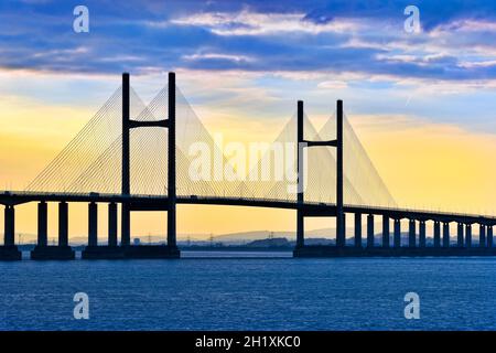 Sonnenuntergang über der M4 Second Severn Crossing, jetzt Prince of Wales Bridge genannt, von der Aust Side in England, Großbritannien. Die Mautgebühren wurden im Dezember 2018 aufgehoben Stockfoto