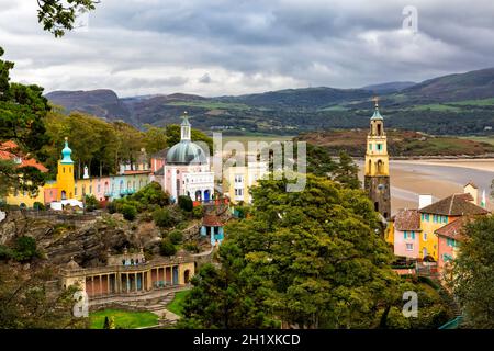 Portmeirion Village, vom Pavillon aus gesehen, Gwynedd, Nordwales - touristisches Dorf, entworfen und gebaut von Sir Clough Williams-Ellis zwischen 1925-1975 Stockfoto