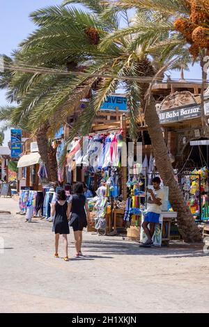 Dahab, Ägypten - 10. September 2021: Hauptpromenade mit Geschäften und Restaurants, Alltag einer exotischen Kleinstadt am Roten Meer am Sinai Penins Stockfoto