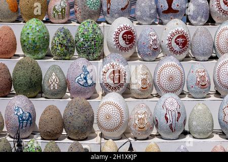 Dahab; Ägypten - 10. September; 2021: Dekorative Mosaiklampen im Laden an der Promenade mit Märkten und Restaurants; Alltag eines exotischen kleinen Schleppes Stockfoto