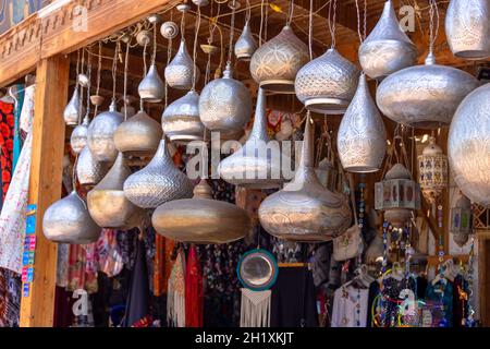 Dahab; Ägypten - 10. September; 2021: Dekorative Metalllampen im Laden an der Promenade mit Märkten und Restaurants; Alltag einer exotischen Kleinstadt Stockfoto