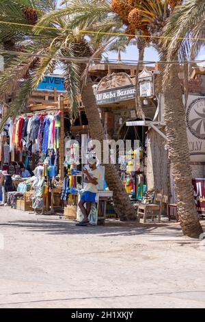 Dahab, Ägypten - 10. September 2021: Hauptpromenade mit Geschäften und Restaurants, Alltag einer exotischen Kleinstadt am Roten Meer am Sinai Penins Stockfoto