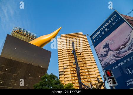 Tokio. Japan: Asahi Beer Buildings. Sonniger Tag. Blauer Himmel. Hauptquartier der Asahi Breweries mit der Asahi Flame Stockfoto