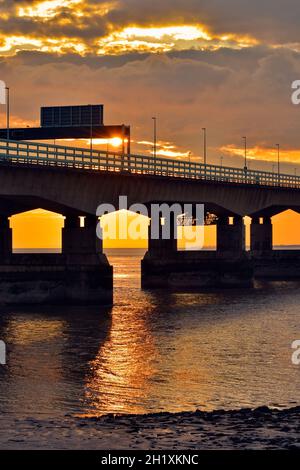 Sonnenuntergang über der M4 Second Severn Crossing, jetzt Prince of Wales Bridge genannt, von der Aust Side in England, Großbritannien. Die Mautgebühren wurden im Dezember 2018 aufgehoben Stockfoto