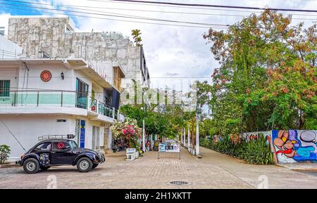 Playa del Carmen Mexiko 04. April 2021 Typische Straßen- und Stadtlandschaft mit Autos und Gebäude von Playa del Carmen in Mexiko. Stockfoto