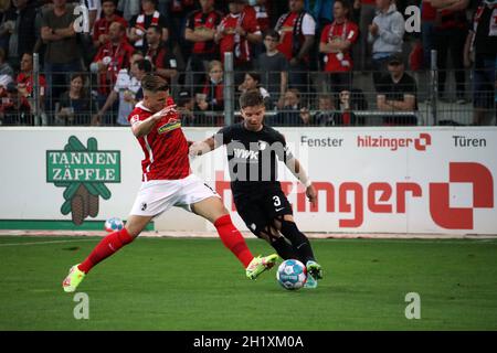 v. li. Im Zweikampf Ermedin Demirovic (SC Freiburg) und Mads Pedersen (FC Augsburg) beim Spiel der 1. FBL: 21-22: 6. Spt. SC Freiburg gegen FC Augsburg Stockfoto