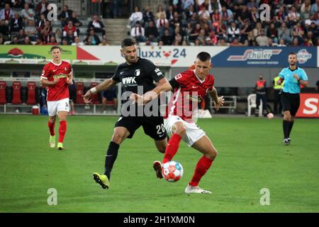 v. li. Im Zweikampf zwischen dem Ex-Freiburger Daniel Caligiuri (FC Augsburg) und Maximilian Eggestein (SC Freiburg) im Spiel der 1. FBL: 21-22: 6. S Stockfoto