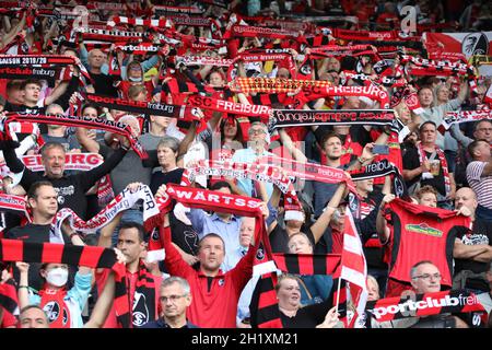 Jubel, Trubel, Heiterkeit, die Freiburger Fans genießen mit Fanschal den Moment beim 3:0 Sieg und dem Abschied aus dem Dreisamstadion beim Spiel der 1 Stockfoto