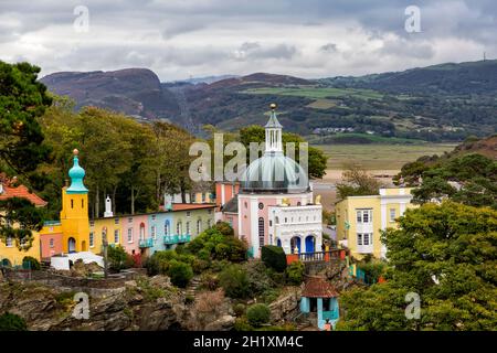 Portmeirion Village, vom Pavillon aus gesehen, Gwynedd, Nordwales - touristisches Dorf, entworfen und gebaut von Sir Clough Williams-Ellis zwischen 1925-1975 Stockfoto