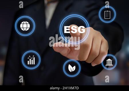 Investitionen in die soziale Governance von Umweltbelange. Geschäftskonzept der nachhaltigen Entwicklung der Organisation.man Hand berühren Wort mit Symbol vi Stockfoto
