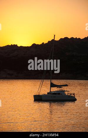 Sonnenuntergang auf einem Boot in Baia Santa Reparata in der Nähe von Santa Teresa di Gallura Stockfoto