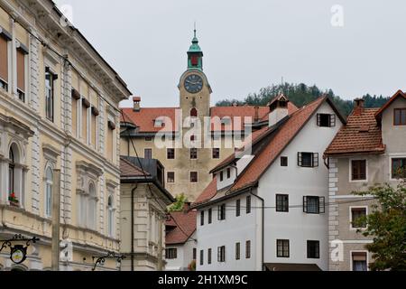 Burg in Idrija, alte slowenische Stadt. Ab 2012 zum UNESCO-Weltkulturerbe Stockfoto