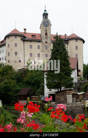 Burg in Idrija, alte slowenische Stadt. Ab 2012 zum UNESCO-Weltkulturerbe Stockfoto