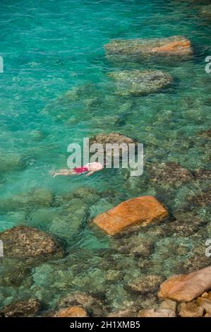 Die Klippen und die Farbe des Meeres in La Marmorata, in der Nähe von Santa Teresa di Gallura Stockfoto