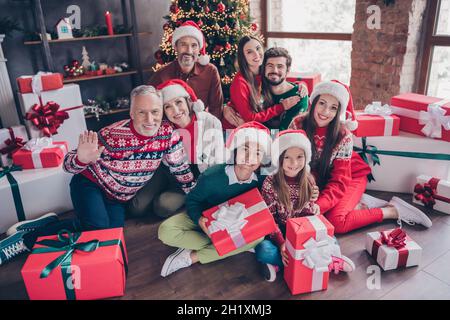 Fotoportrait große Familie ältere kleine Generationen feiern Weihnachtsfeiertage zusammen und halten Geschenke glücklich Stockfoto