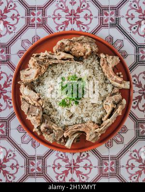 Traditioneller portugiesischer Reis aus 'Ossos de Suã' (Schweinefleisch) Stockfoto