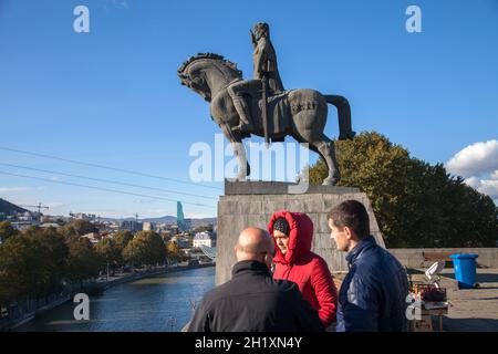 Tiflis, Georgien - 11-02-2016:Denkmal für König Wachtang i Gorgasali und den Fluss Kura in Tiflis Stockfoto