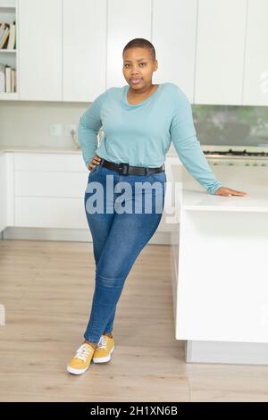 afroamerikanische Plus-Size-Frau in der Küche stehend Stockfoto