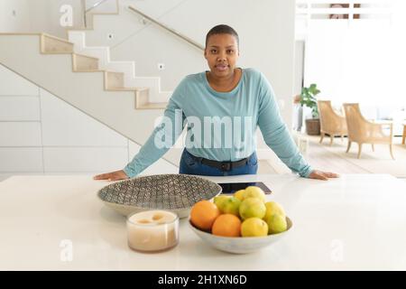 afroamerikanische Plus-Size-Frau in der Küche stehend Stockfoto
