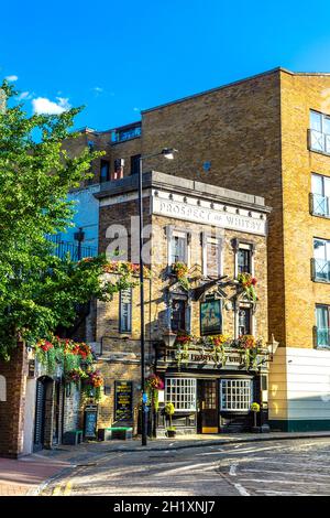 Außenansicht des historischen Pub am Flussufer The Prospect of Whitby aus dem 16. Jahrhundert, Wapping, London, Großbritannien Stockfoto